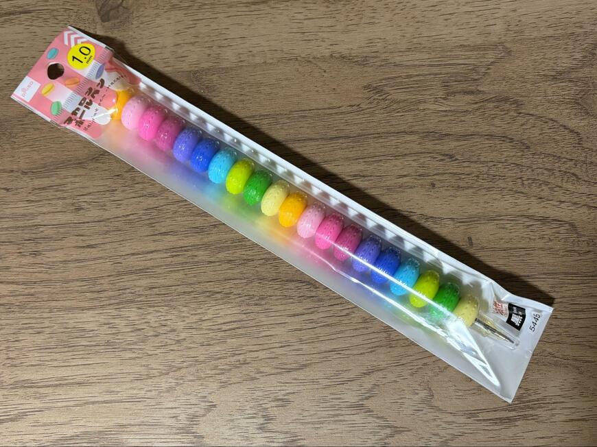 筆者撮影（ダイソー、ボールペン（マカロン型）1.0mm）