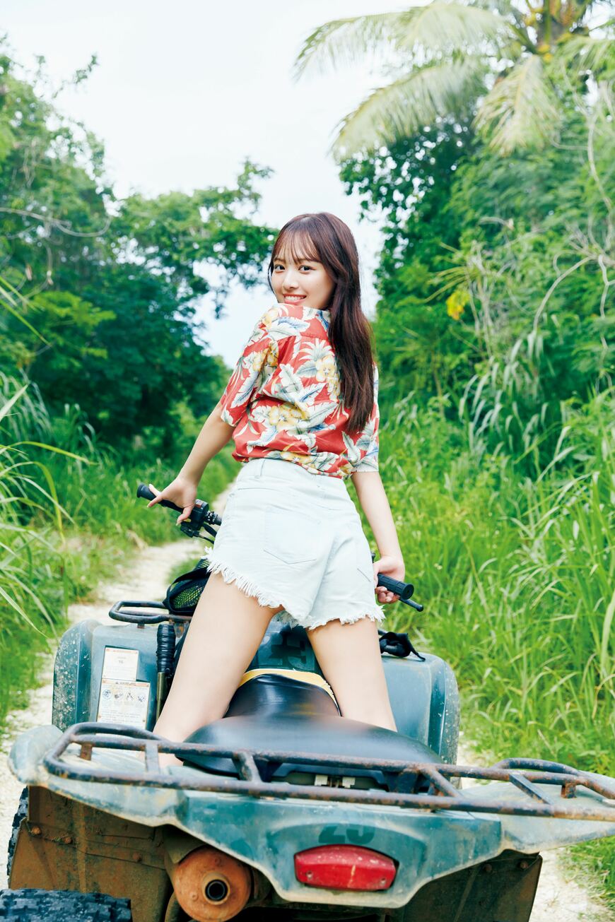 出所：株式会社DONUTS「日向坂46濱岸ひより1st写真集『もしも』の全4種の裏表紙を公開！秋元康氏がつづった帯文も紹介」