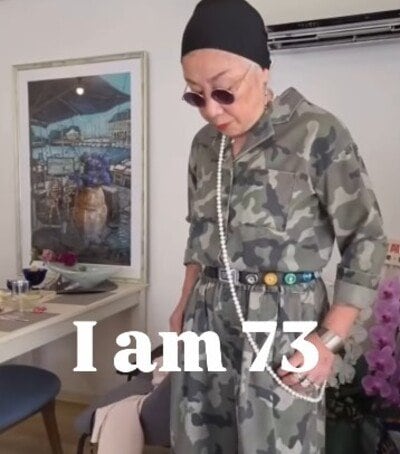 【73歳マダム】迷彩柄ツナギを着こなす！背中の大胆スリットが大人っぽくて素敵