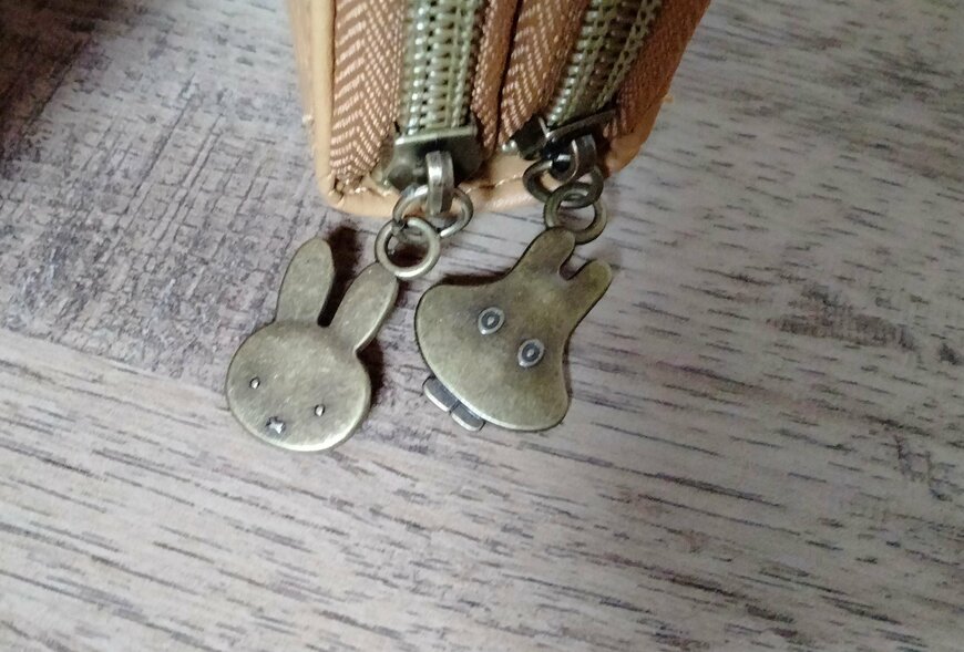 筆者撮影（宝島社、リンネル2023年9月号 おばけミッフィー キーチェーン付き じゃばら財布）