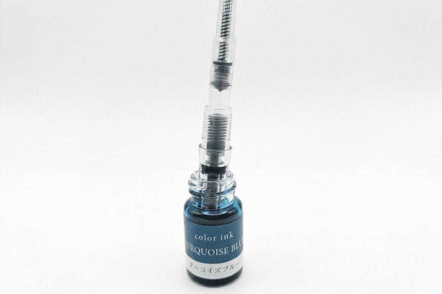 「ペン先の根元までしっかり浸しましょう。」