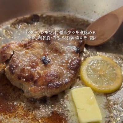 【夫弁当】「トンテキ」がご飯の上にドーンとのったお弁当がボリューム満点！彩り豊かな野菜の副菜もギュッと詰まっていて、おしゃれでおいしそう