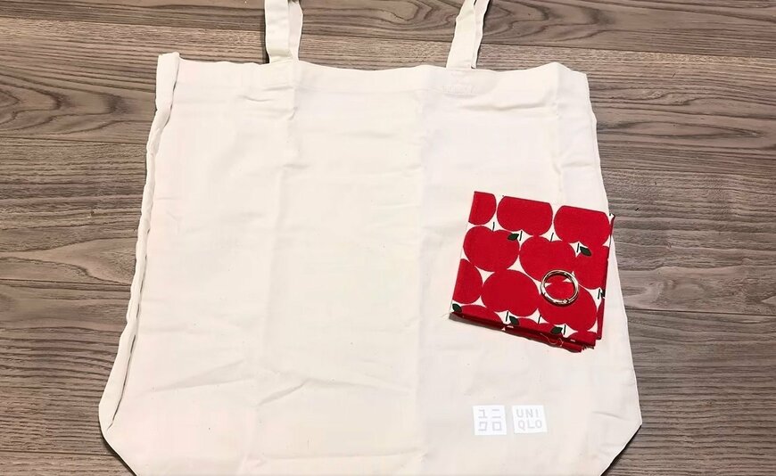 【100均】セリアのカットクロスでユニクロ290円のトートバッグをリメイク！“フタ”付きエコバッグに約9万3000回再生「簡単なのに高見え」の声