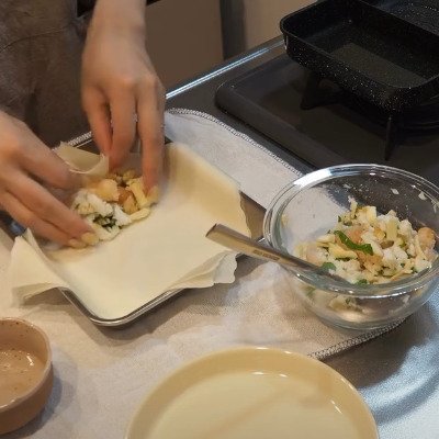 【大葉えび春巻き弁当】朝から丁寧に作った春巻きと作り置きの副菜がどれも美味しそう！彩りの綺麗なお弁当には夫への愛情がたっぷり