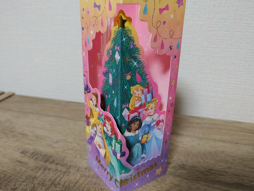 筆者撮影（ダイソー、カード クリスマスCC（ディズニープリンセス）スタンド立体）