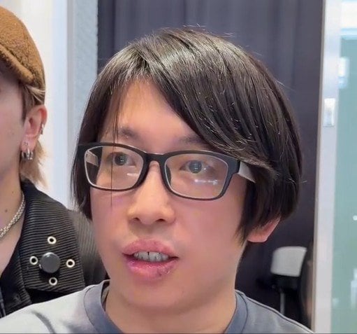 「1週間後に結婚式」を控えていた男性が、パーマでメガネに似合うセンターパートにスタイルチェンジ