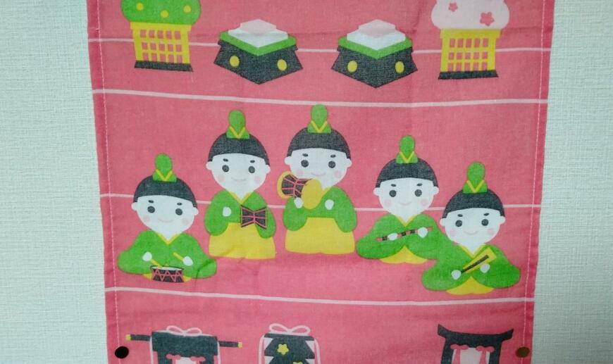 筆者撮影（セリア、ひなまつり手ぬぐい風タオル 五段飾り柄）