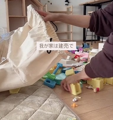 「めちゃ馴染んでる」建売住宅のリビングに完成　淡色インテリアと調和するおしゃれなキッズスペースが素敵