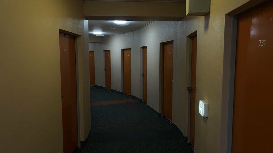 緩いカーブを描く廊下