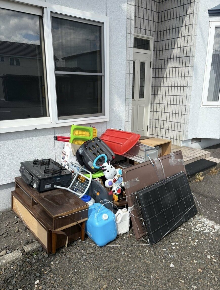 家の前に放置された大量のゴミ