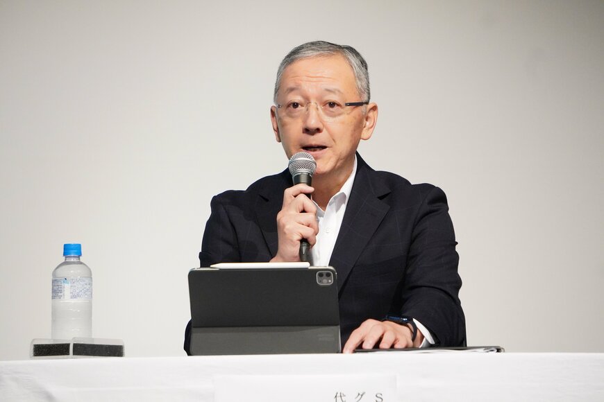 スピーチする男性の写真