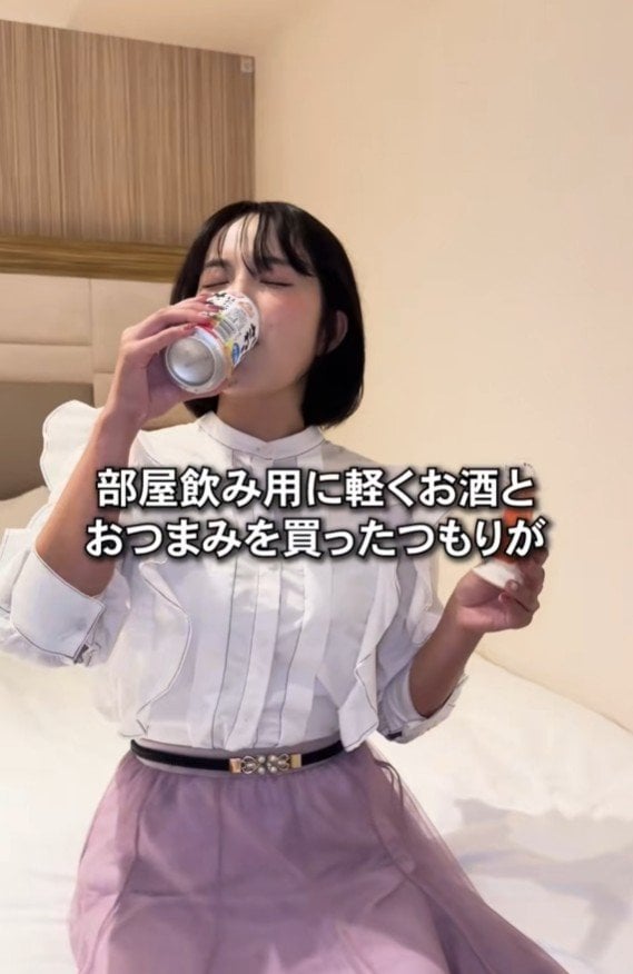 部屋飲みする女性