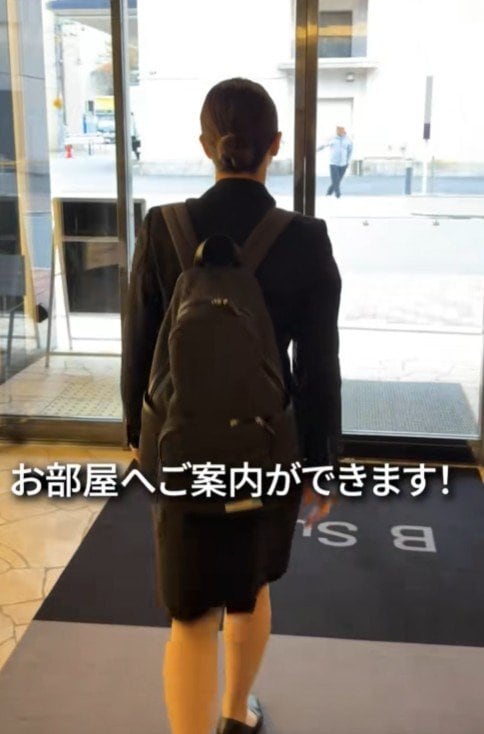 時間通りにチェックアウトする女性