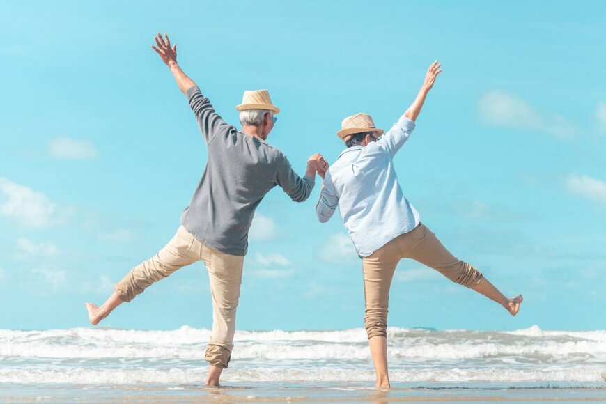 喜ぶ老夫婦の写真