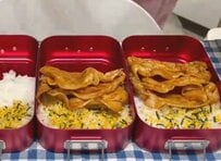 【家族弁当】ソースがしっかり絡んだ「トンテキ」がメインの愛情弁当　ご飯が進む炒め物なおかずたっぷり