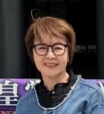 【60代マダム】春の“デニデニコーデ”が素敵　ワンランク上のお出かけスタイルは「バッグが主役」ピンクがアクセントに