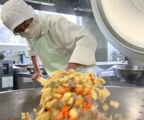 【学校給食】高齢者とは思えない足腰フットワーク！76歳ベテラン給食調理員が作る「高野豆腐」が美味しそう