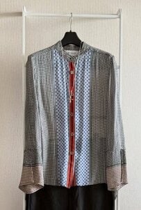 【60代マダム】の「ハンサムコーデ」が素敵！柄ブラウスを主役にした大人の着こなしに「タイプです」の声