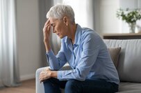 60歳代おひとりさま貯蓄100万円未満は40％超？「厚生年金・国民年金」平均月額も一覧表で確認