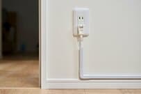 築50年級の団地暮らしでもできる！「配線隠し」のアイデア3つ。ごちゃつきを解消して部屋をスッキリ！