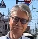 【73歳イケオジ】サックスブルーのシャツが主役の「爽やかコーデ」！チノパンと小物で大人の余裕を感じさせる着こなし