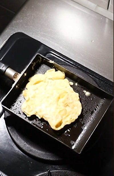 卵をフライパンで焼きます