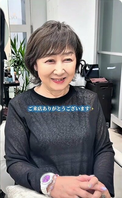 髪色が暗くなり、顔まわりにレイヤー感の出たウルフ感のあるショート