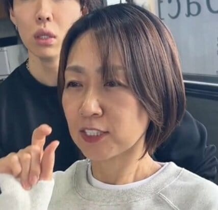 ショートボブをさらに“4cmカット”！オリーブカラーで柔らかな『垢抜けショート』へ印象チェンジ！サイドの髪をすっきりカットし、軽やかで爽やかな印象