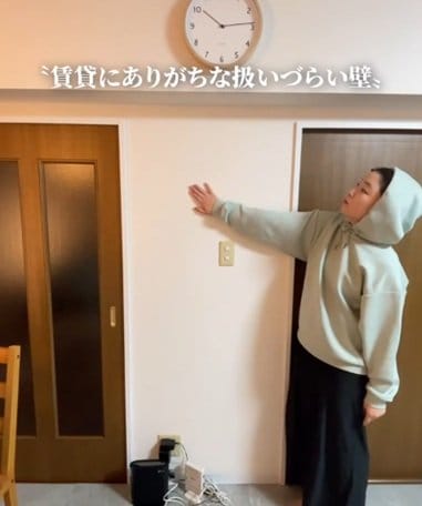 「うちにも欲しい」築30年賃貸の扱いづらい壁→ルーターや掃除用具を収める障子風の隠す収納にDIY！家族みんなのお気に入りの空間に