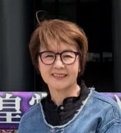 【60代マダム】春の“デニデニコーデ”が素敵　ワンランク上のお出かけスタイルは「バッグが主役」ピンクがアクセントに