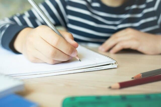 小3男子の「テストの答案用紙」に思わず二度見　「みちがまじわる」の漢字回答が話題に
