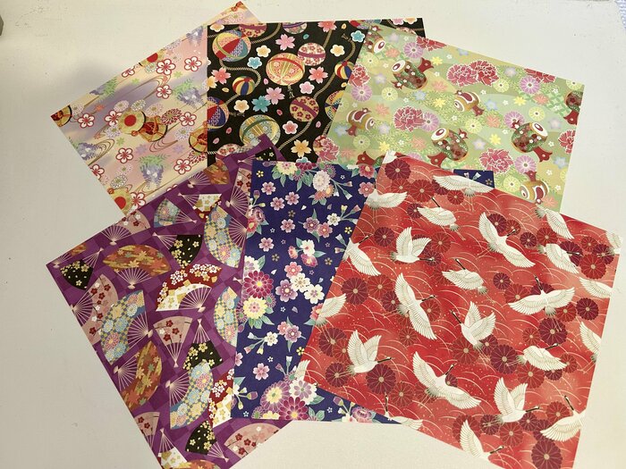 6種類の柄が各3枚入りで、裏は白紙になっています