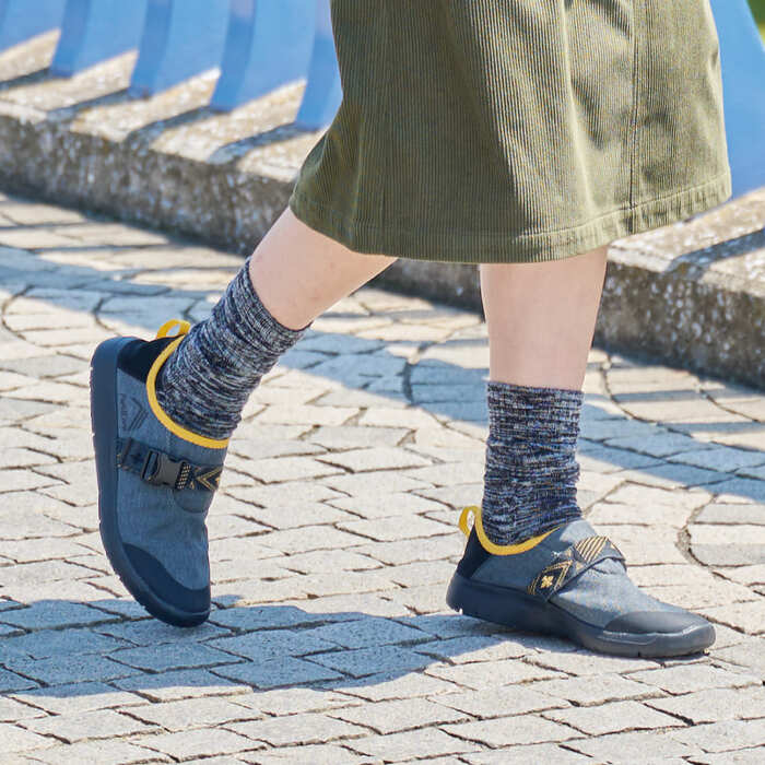 甲の部分はベルトがついていてフィット感の調整が可能