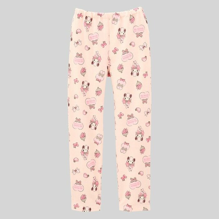 総柄プリントで描かれたパンツもかわいさいっぱい