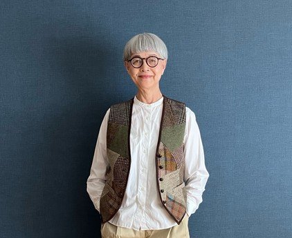 【70代マダム】無印良品「ブラウス」のレイヤードコーデがおしゃれ。秋らしいベストと色づかいが素敵！
