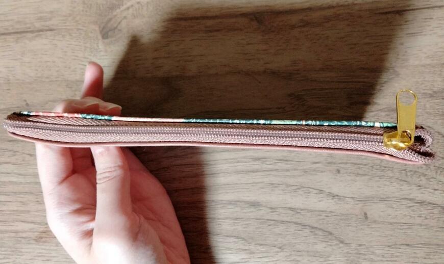 筆者撮影（セリア、フラットポーチ ウィリアム・モリスデザイン）