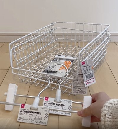 「これは絶対にやる！！」【100均DIY】ダイソーアイテムで作った便利な〈吊り下げ収納〉が話題！