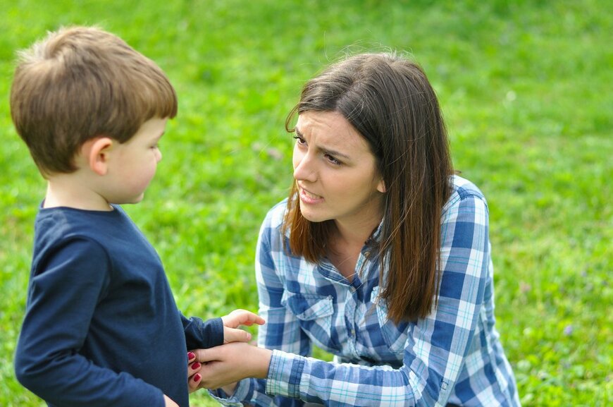 「あえて叱らない子育てを実践!?」人前で子どもを叱ることに抵抗を感じるママたち