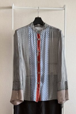 【60代マダム】の「ハンサムコーデ」が素敵！柄ブラウスを主役にした大人の着こなしに「タイプです」の声