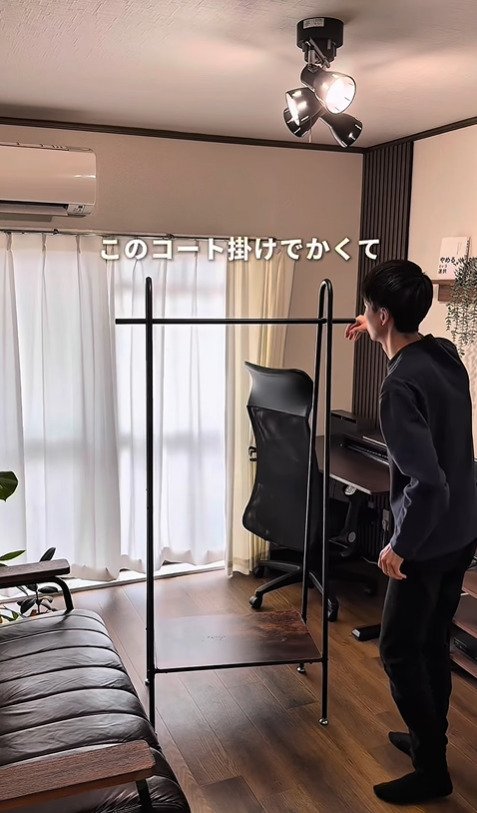 【賃貸DIY】「こんなやり方があったとは！」元現場監督がコート掛けを…大きくて邪魔だった置き型→壁掛けフックに変えてお部屋がすっきり！