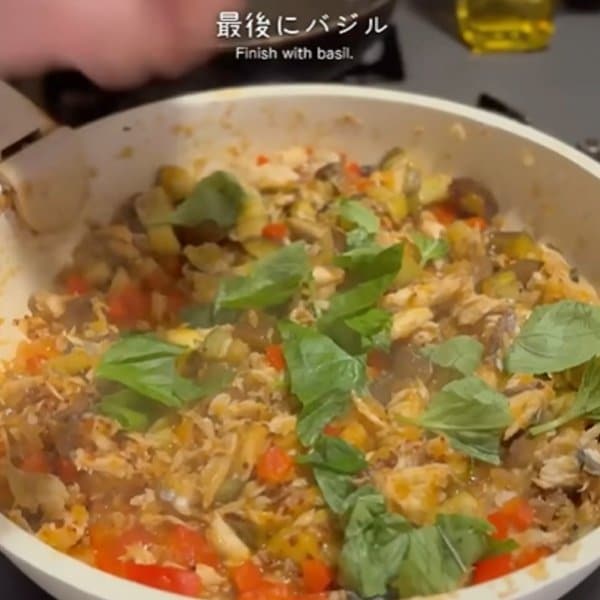 夫に作る、お米と相性ぴったりの【鯖ガパオ弁当】　綺麗な黄身の目玉焼きを作る裏ワザにも注目