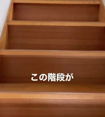 「雰囲気ガラリ！」垢抜けない〈茶色の階段〉→蹴込板に〈ホワイトの剥がせるシール壁紙〉を貼っておしゃれな階段に大変身！