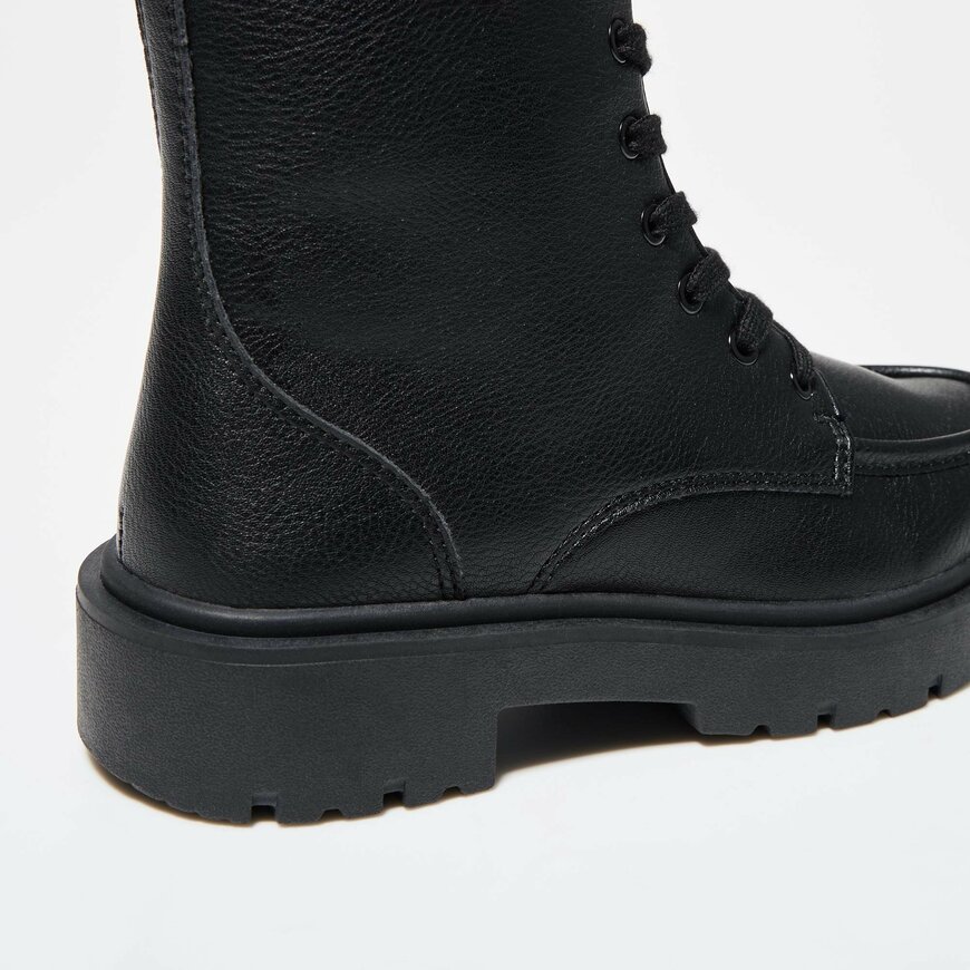 出所：ユニクロ公式　レースアップショートブーツ