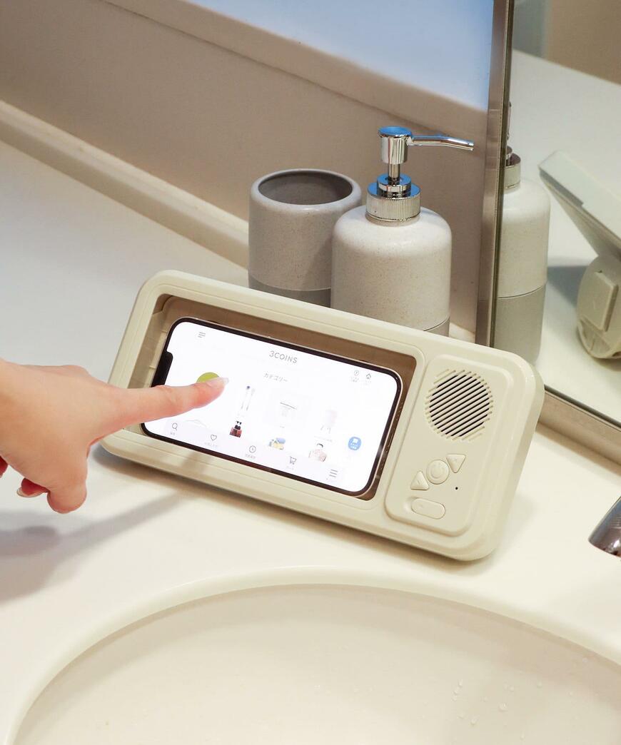 出所：パルグループ公式ファッション通販サイト 3COINS 《音がこもらない！》スピーカー付き防滴スマホケース