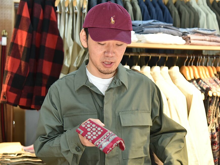 おもむろにバンダナを取り出す大井さん。MANOLIVA（マノリーヴァ）というイタリアのハンカチメーカーだそう。57cm四方のやや大き目のサイズ