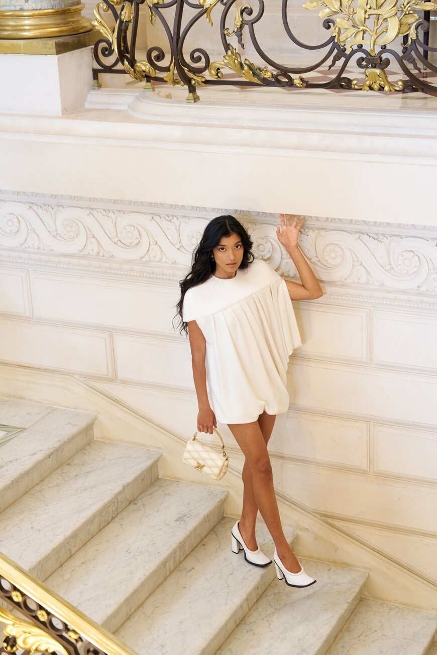 上目遣いで見つめるローラ