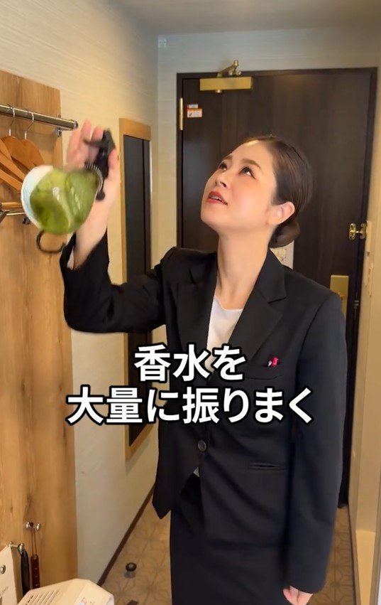 香水を大量に振りまく女性