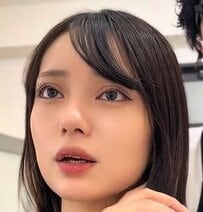 「カッコイイ雰囲気でクールな印象に」セミロングの女性が…カットで“長めシースルーバング”の黒髪ショートにスタイルチェンジ