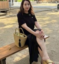 【芦屋育ちの70代マダム】“深めスリットスカート”の黒コーデが大人かっこいい！「綺麗で素敵」の声