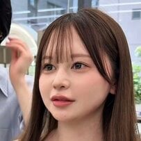 茶髪ロングの女性が暗髪カラー&ハイレイヤーカットで大人っぽくスタイルチェンジ